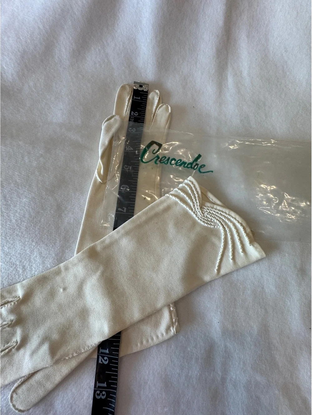 Vintage Ladies Gloves Set of 2 in Creamy Ivory size 6